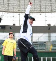 　スローイングの練習で勢いよく投げる梅野（撮影・田中太一）