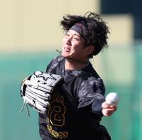 　投内連係で三塁に送球する伊原（撮影・中田匡峻）