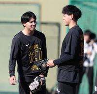 　早川（右）と笑顔で話す工藤（撮影・中田匡峻）