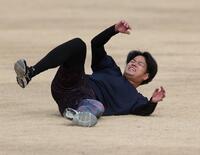 　着地に失敗し、倒れる高橋（撮影・中田匡峻）
