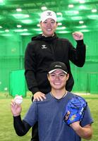 　自主トレを公開し、西純（下）と汗を流した西勇（撮影・立川洋一郎）