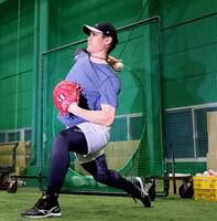 　キャッチボールをして調整する西純（撮影・立川洋一郎）