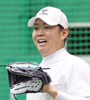 　自主トレを公開して汗を流す西勇（撮影・立川洋一郎）