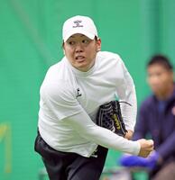 　自主トレを公開しキャッチボールをして調整する西勇（撮影・立川洋一郎）