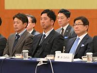 　１２球団監督会議に出席した（左から）藤本総合コーチ、藤川監督、平田２軍監督（撮影・伊藤笙子）
