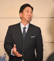 　１２球団監督会議を終え、記者の取材に答える藤川監督（撮影・伊藤笙子）
