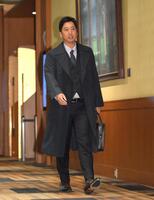 　１２球団監督会議に向かう藤川監督（撮影・伊藤笙子）