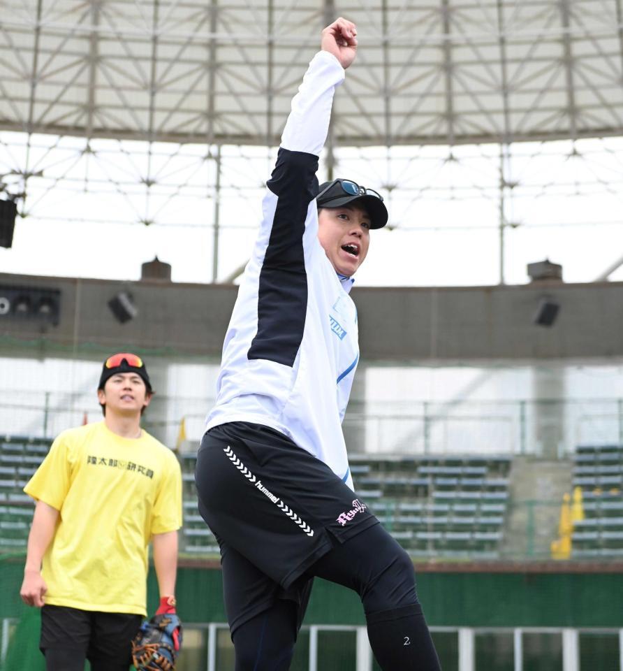 　スローイングの練習で勢いよく投げる梅野（撮影・田中太一）