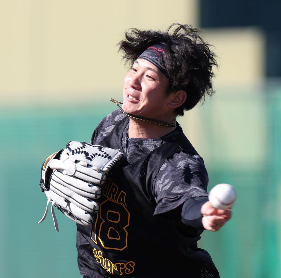 　投内連係で三塁に送球する伊原（撮影・中田匡峻）