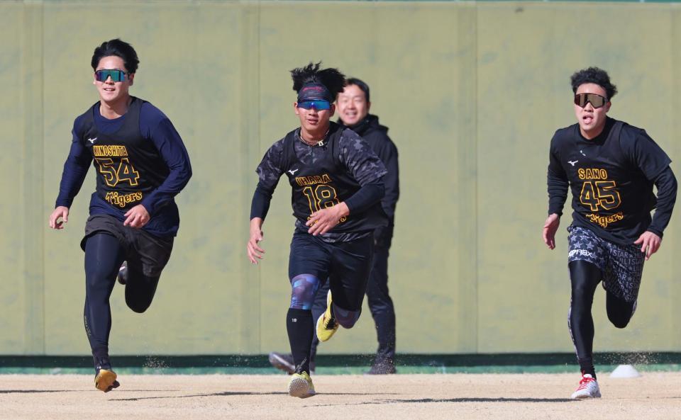 　一斉にスタートを切ってダッシュする（左から）木下、伊原、佐野（撮影・立川洋一郎）