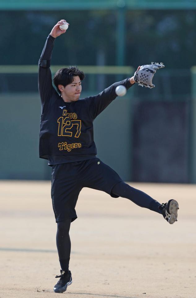 　キャッチボールの最初に下から投げる工藤（撮影・中田匡峻）