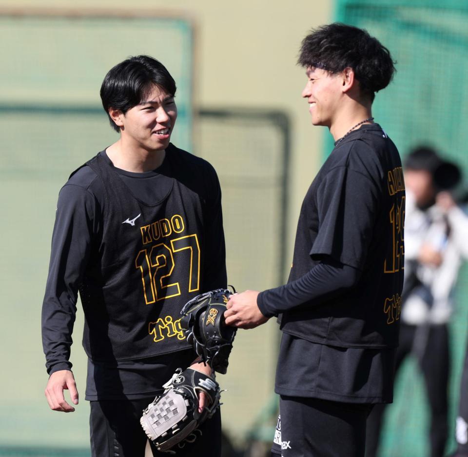 　早川（右）と笑顔で話す工藤（撮影・中田匡峻）