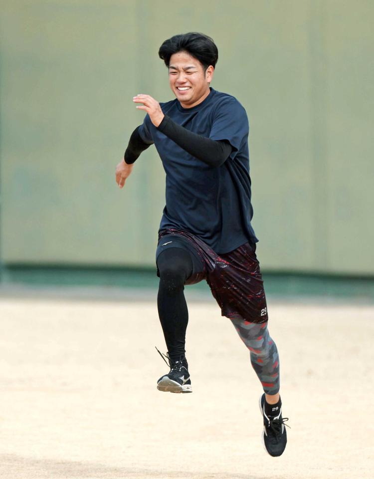 　ジャンプをしながら走る高橋（撮影・中田匡峻）