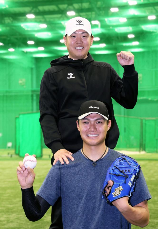 　自主トレを公開し、西純（下）と汗を流した西勇（撮影・立川洋一郎）