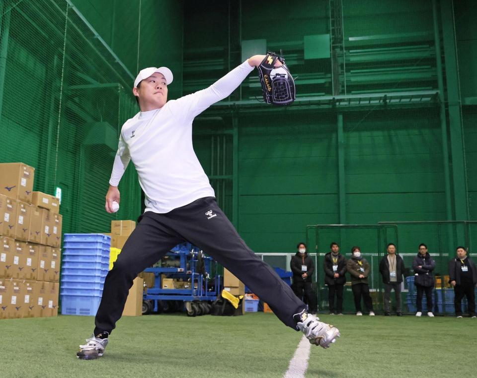 　自主トレを公開しキャッチボールをして調整する西勇（撮影・立川洋一郎）