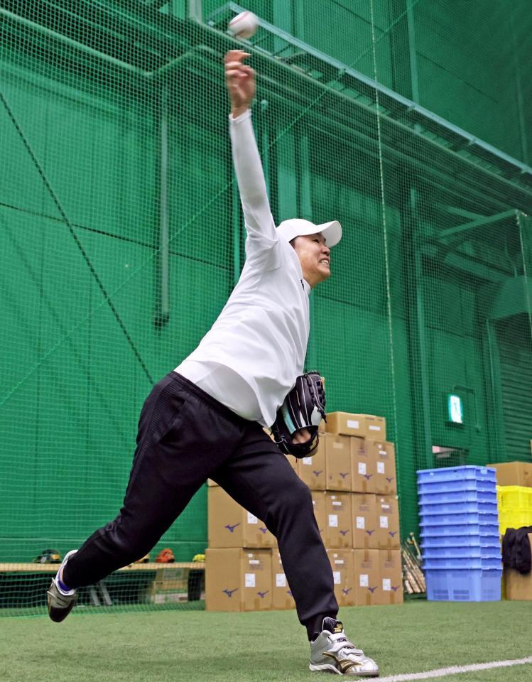 　自主トレを公開しキャッチボールをして調整する西勇（撮影・立川洋一郎）