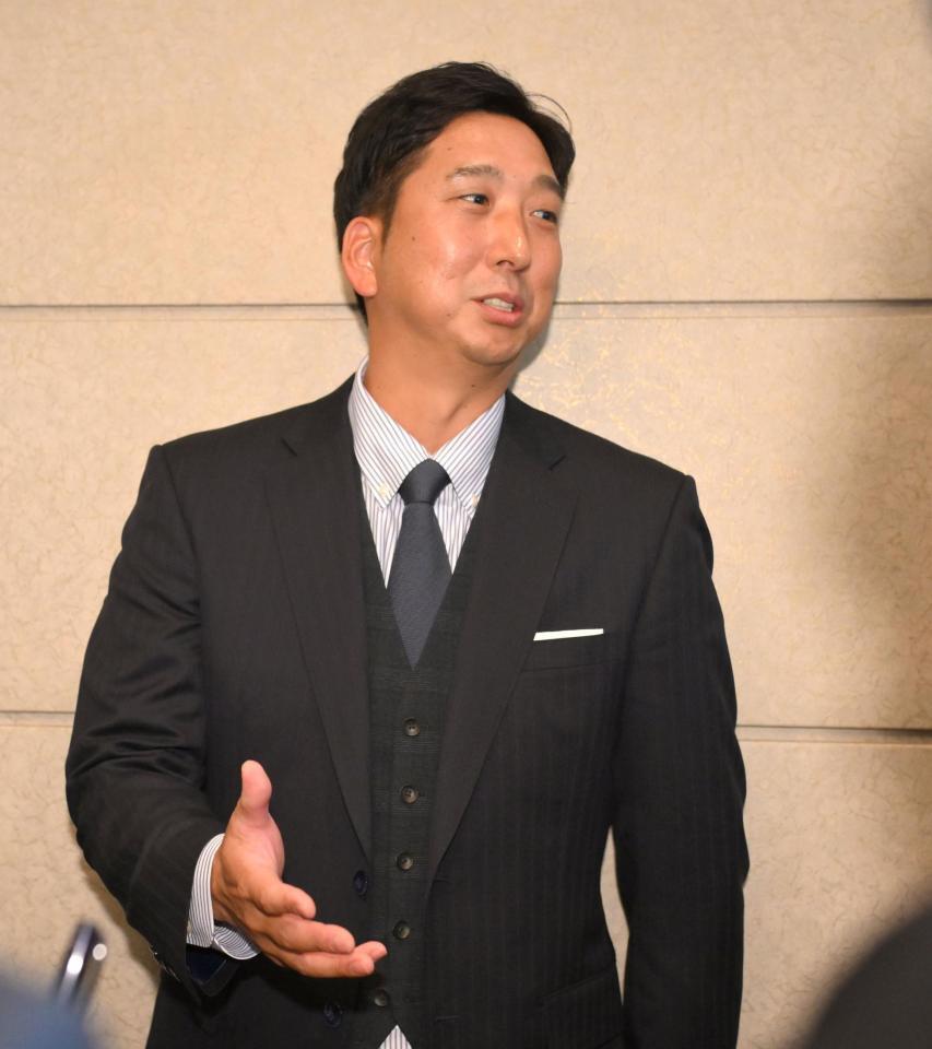 　１２球団監督会議を終え、記者の取材に答える藤川監督（撮影・伊藤笙子）