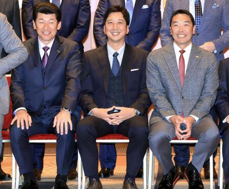 　笑顔で記念撮影に臨む、（左から）三浦監督、藤川監督、阿部監督（代表撮影）