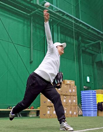 　自主トレを公開し、キャッチボールする西勇（撮影・立川洋一郎）