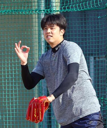 　才木はＯＫサインを出しキャッチボールを終える（撮影・山口登）