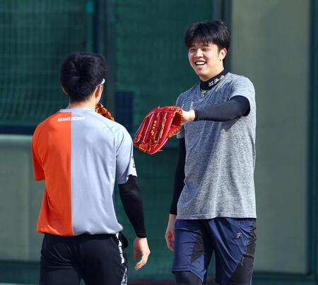 　石井（左）とキャッチボールを終え、笑顔を見せる才木（撮影・山口登）