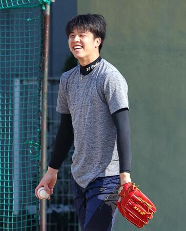 　笑顔を見せキャッチボールする才木（撮影・山口登）