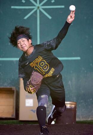 　自主トレで初のブルペン入りをして投球する伊原