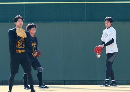 　言葉を交わし笑顔を見せる（右から）才木と伊原（撮影・立川洋一郎）