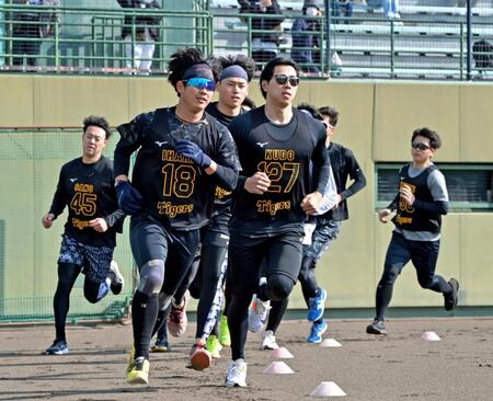 　３０００ｍ持久走でスタートから先頭に飛び出し１着でゴールした伊原（１８）＝撮影・立川洋一郎