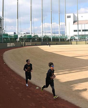 　３０００メートル走で後続を引き離す伊原（中央下）＝撮影・北村雅宏