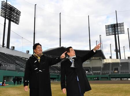 　新グラウンドを背に笑顔を見せる藤川監督（左）と平田２軍監督（撮影・中田匡峻）