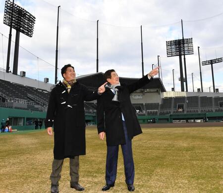 　新グラウンドを背に笑顔を見せる藤川監督（左）と平田２軍監督（撮影・中田匡峻）