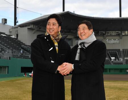 　平田２軍監督（右）と握手を交わす藤川監督（撮影・中田匡峻）