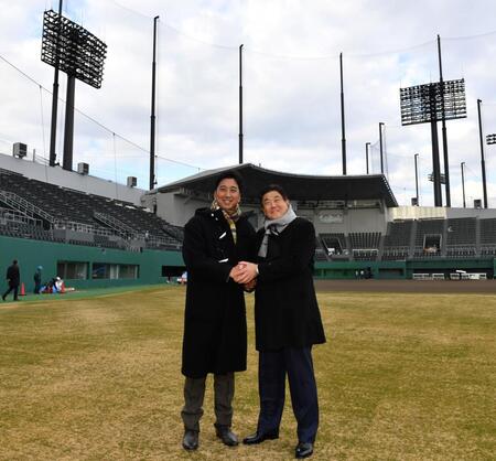 　新グラウンドを背に握手を交わす藤川監督（左）と平田２軍監督（撮影・中田匡峻）