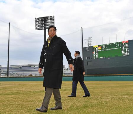 　新施設を視察した藤川監督（撮影・中田匡峻）