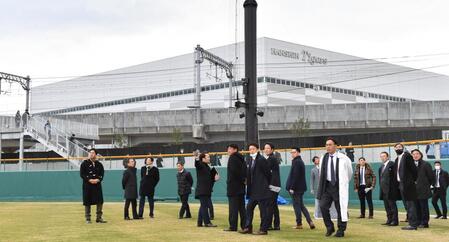 　新グラウンドを視察する藤川監督（左端）ら首脳陣（撮影・中田匡峻）