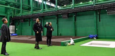 　新施設のブルペンを見学する藤川監督（中央）＝撮影・中田匡峻