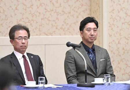 　スタッフ会議会場に出席する粟井球団社長（左）と藤川監督（撮影・北村雅宏）
