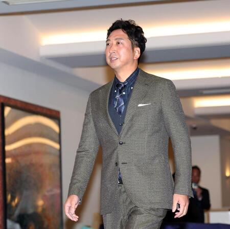 　スタッフ会議に向かう藤川監督（撮影・中田匡峻）