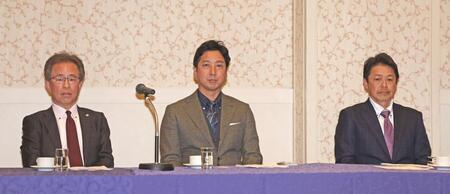 　スタッフ会議に出席する（左から）粟井社長、藤川監督、藤本コーチ（撮影・中田匡峻）