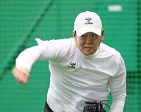 　自主トレを公開しキャッチボールをして調整する西勇（撮影・立川洋一郎）