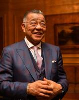 　笑顔で取材に応じる掛布雅之ＯＢ会長（撮影・中田匡峻）