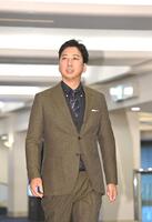 　スタッフ会議会場に向かう藤川監督（撮影・北村雅宏）