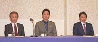 　スタッフ会議に出席する（左から）粟井社長、藤川監督、藤本コーチ（撮影・中田匡峻）