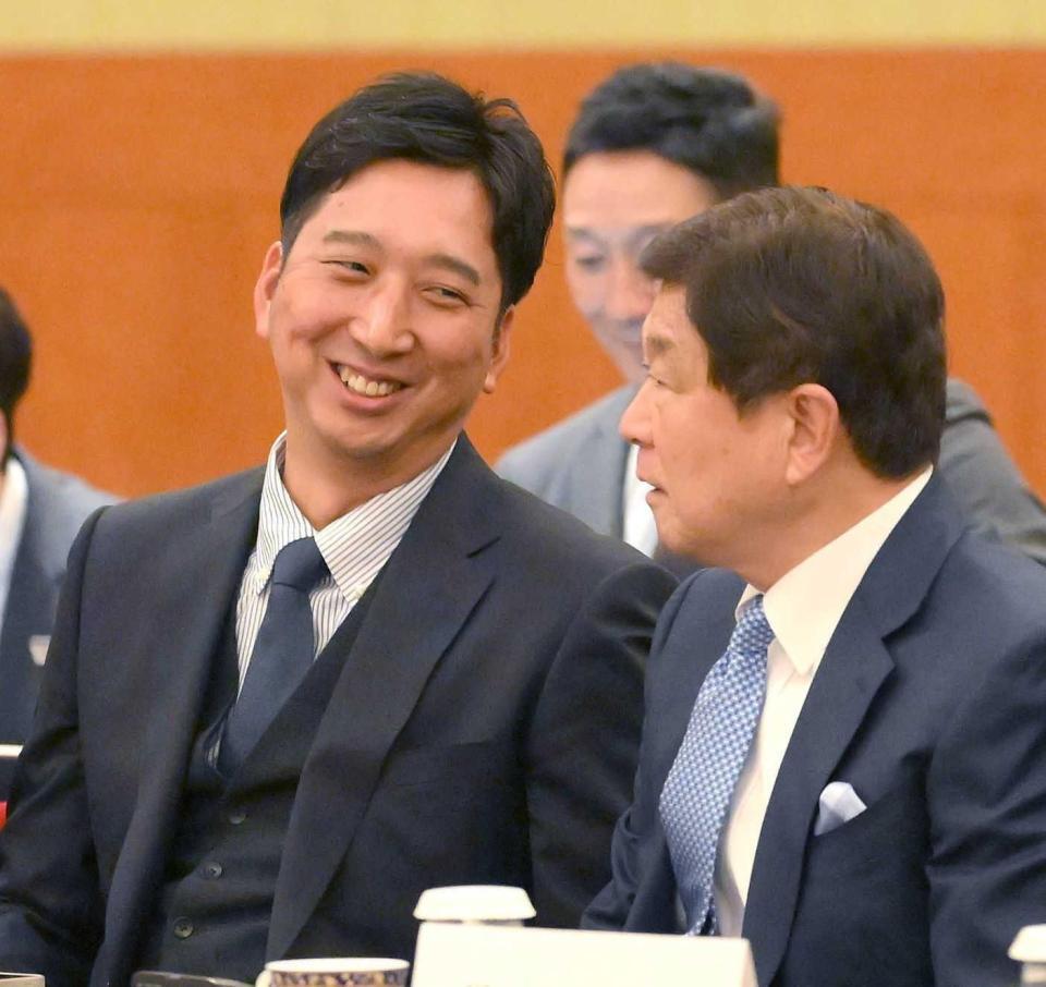 　平田２軍監督（右）と談笑する藤川監督（撮影・伊藤笙子）