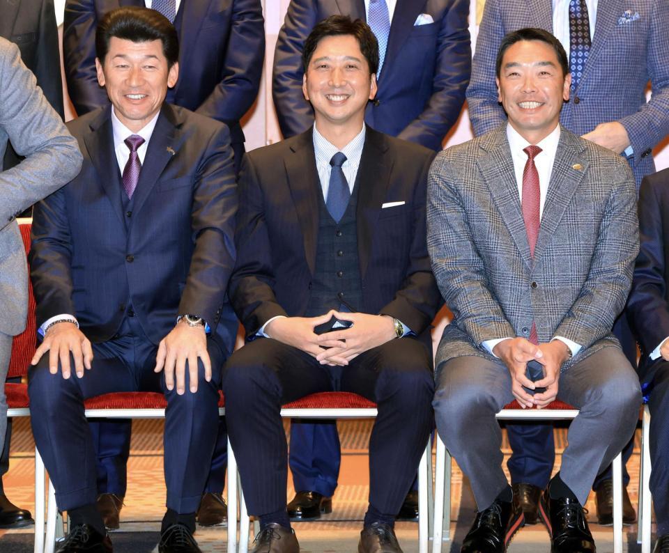 　笑顔で記念撮影に臨む、（左から）三浦監督、藤川監督、阿部監督（代表撮影）