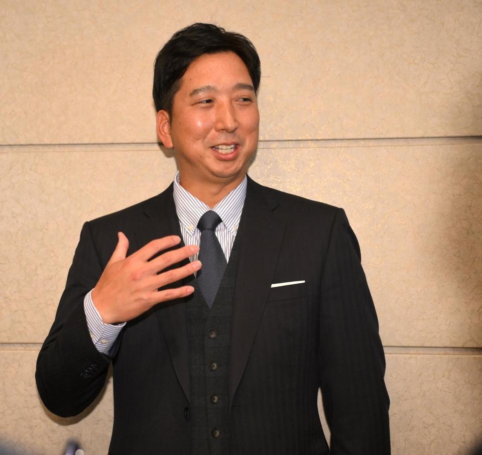 　１２球団監督会議を終え、報道陣の取材に答える藤川監督（撮影・伊藤笙子）