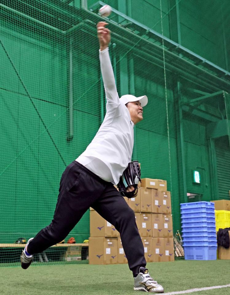 　自主トレを公開し、キャッチボールする西勇（撮影・立川洋一郎）