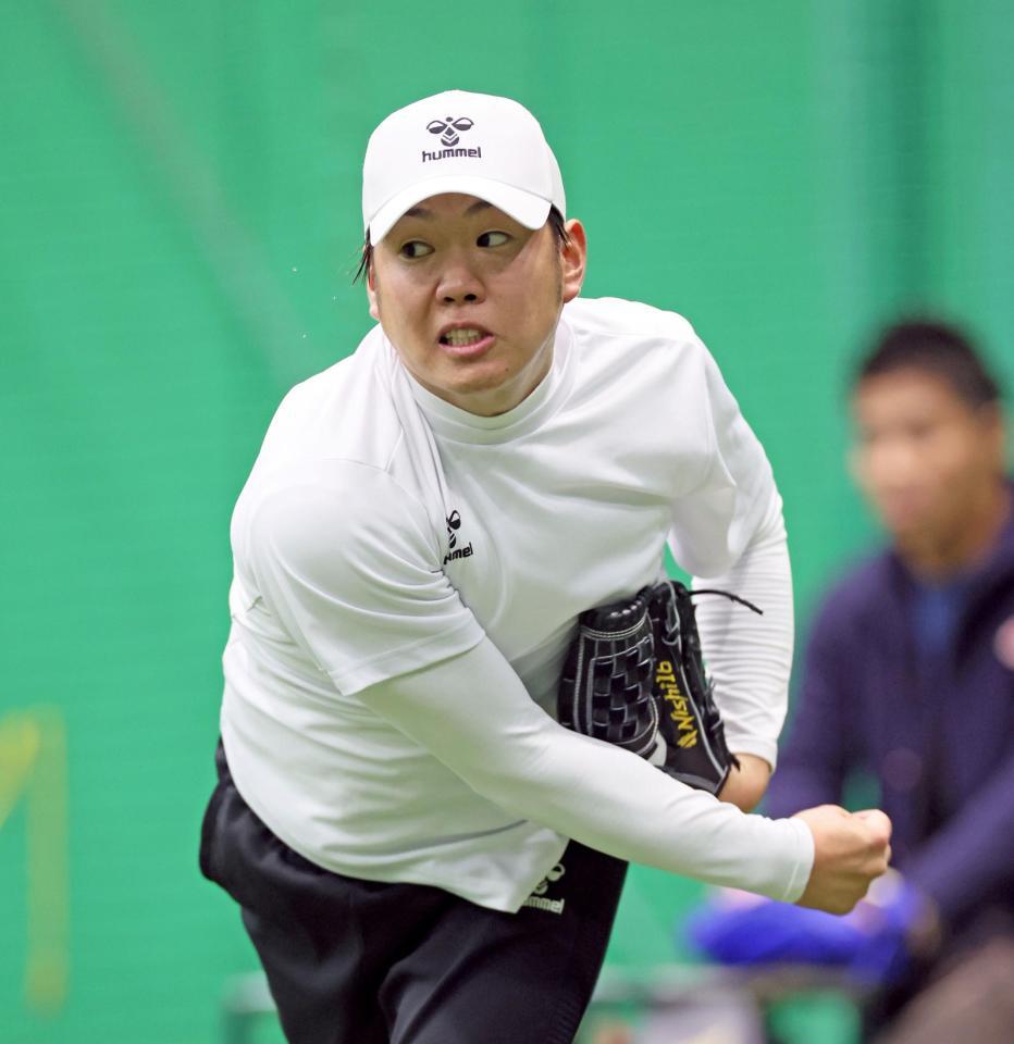 　自主トレを公開しキャッチボールをして調整する西勇（撮影・立川洋一郎）