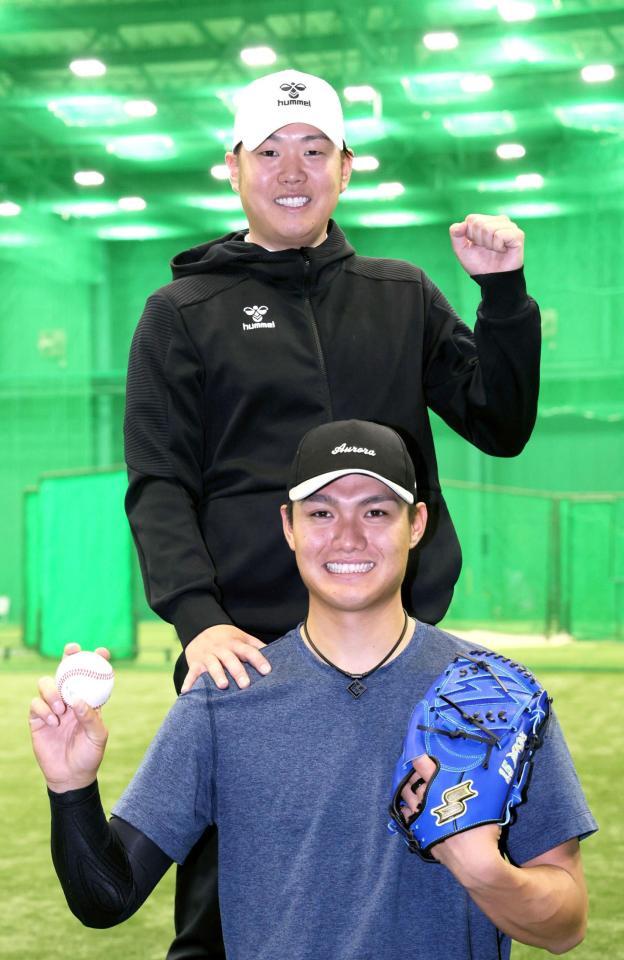 　自主トレを公開し、西純（下）と汗を流した西勇（撮影・立川洋一郎）